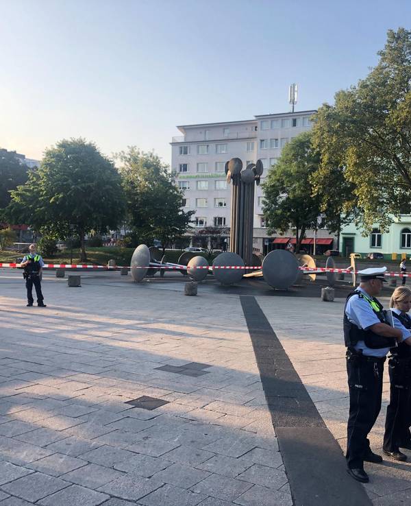 Polizisten sichern einen Tatort am Kölner Ebertplatz.