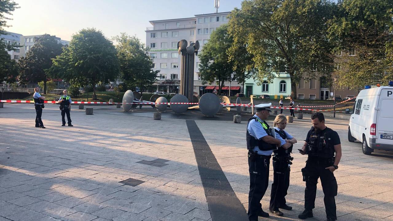 Polizisten sichern einen Tatort am Kölner Ebertplatz.