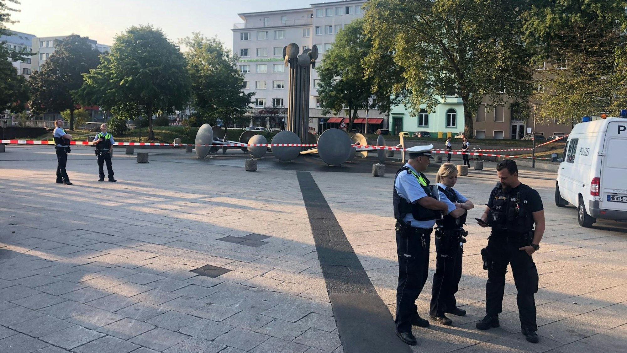 Polizisten sichern einen Tatort am Kölner Ebertplatz.