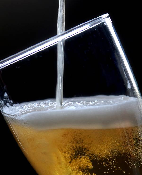 Das undatierte Symbolfoto zeigt ein Glas Bier, das gerade gefüllt wird.