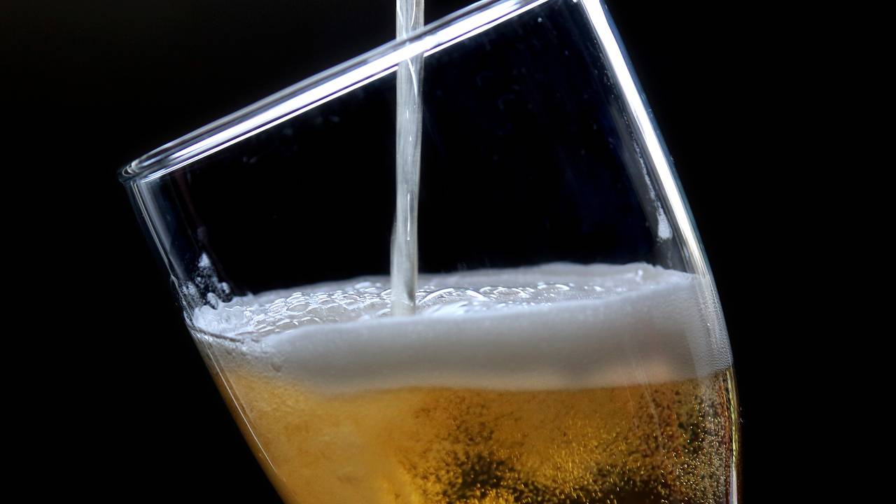 Das undatierte Symbolfoto zeigt ein Glas Bier, das gerade gefüllt wird.