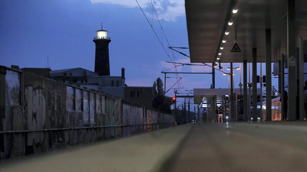 Bahnhof Ehrenfeld in Köln bei Nacht.