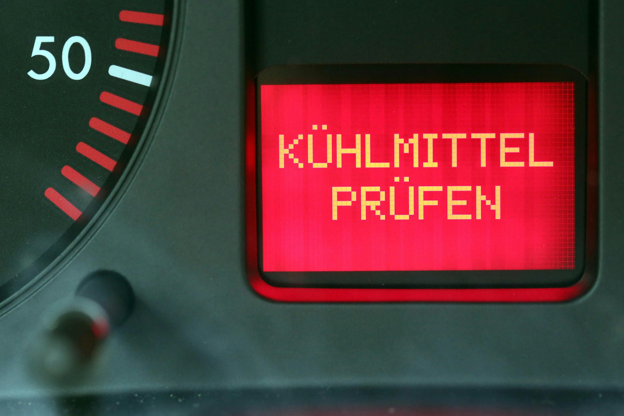 warnleuchte Kühlmittel dpa-tmn