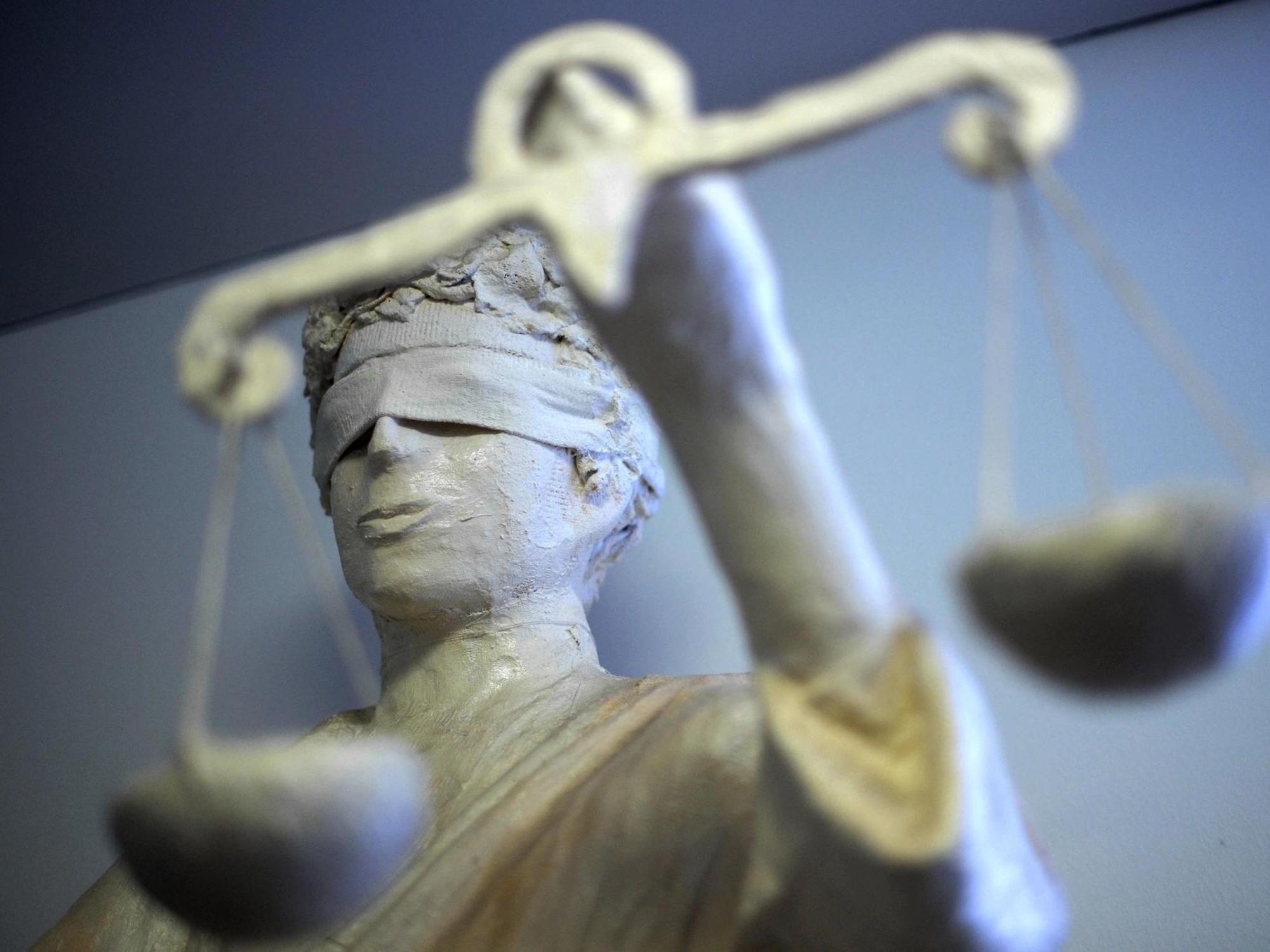 Blick auf eine Statue der Justitia.