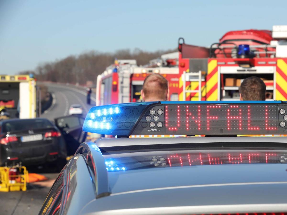 Einsatzkräfte riegeln eine Unfallstelle auf der Autobahn ab.