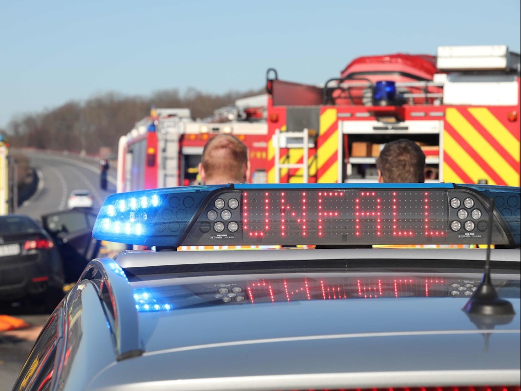 Einsatzkräfte riegeln eine Unfallstelle auf der Autobahn ab.