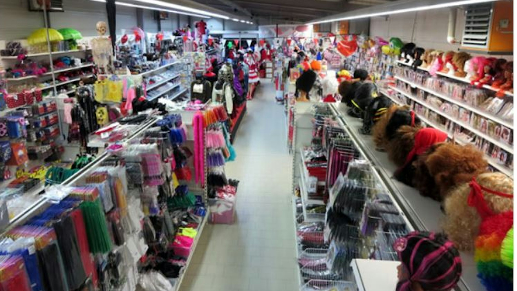 Kostüme für Karneval in dem Kölner Geschäft „Kostümkiste“