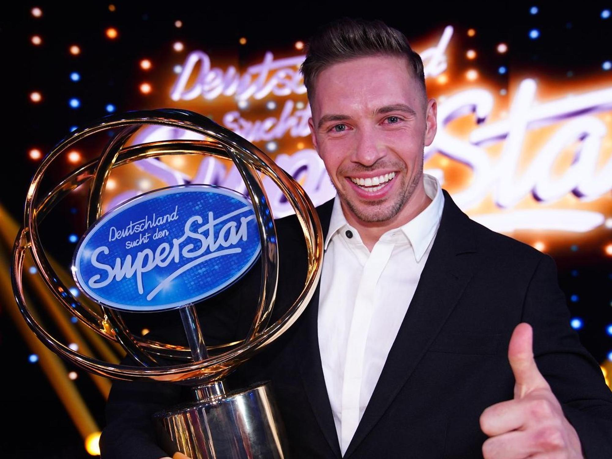 Ramon Roselly, Kandidat der 17. Staffel der Casting-Show „Deutschland sucht den Superstar” (DSDS) freut sich nach dem Finale über seinen Sieg.
