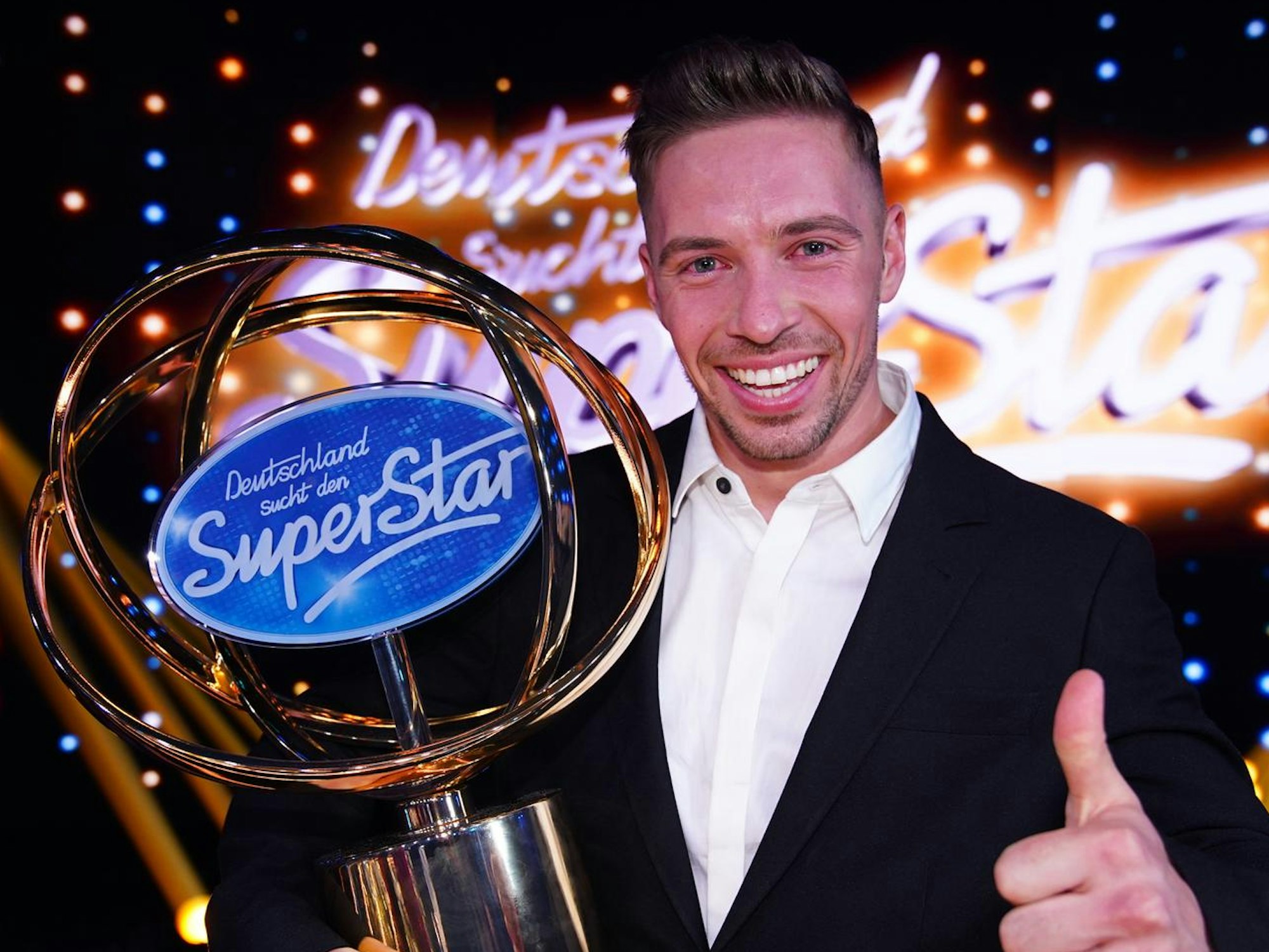 Ramon Roselly, Kandidat der 17. Staffel der Casting-Show „Deutschland sucht den Superstar” (DSDS) freut sich nach dem Finale über seinen Sieg.