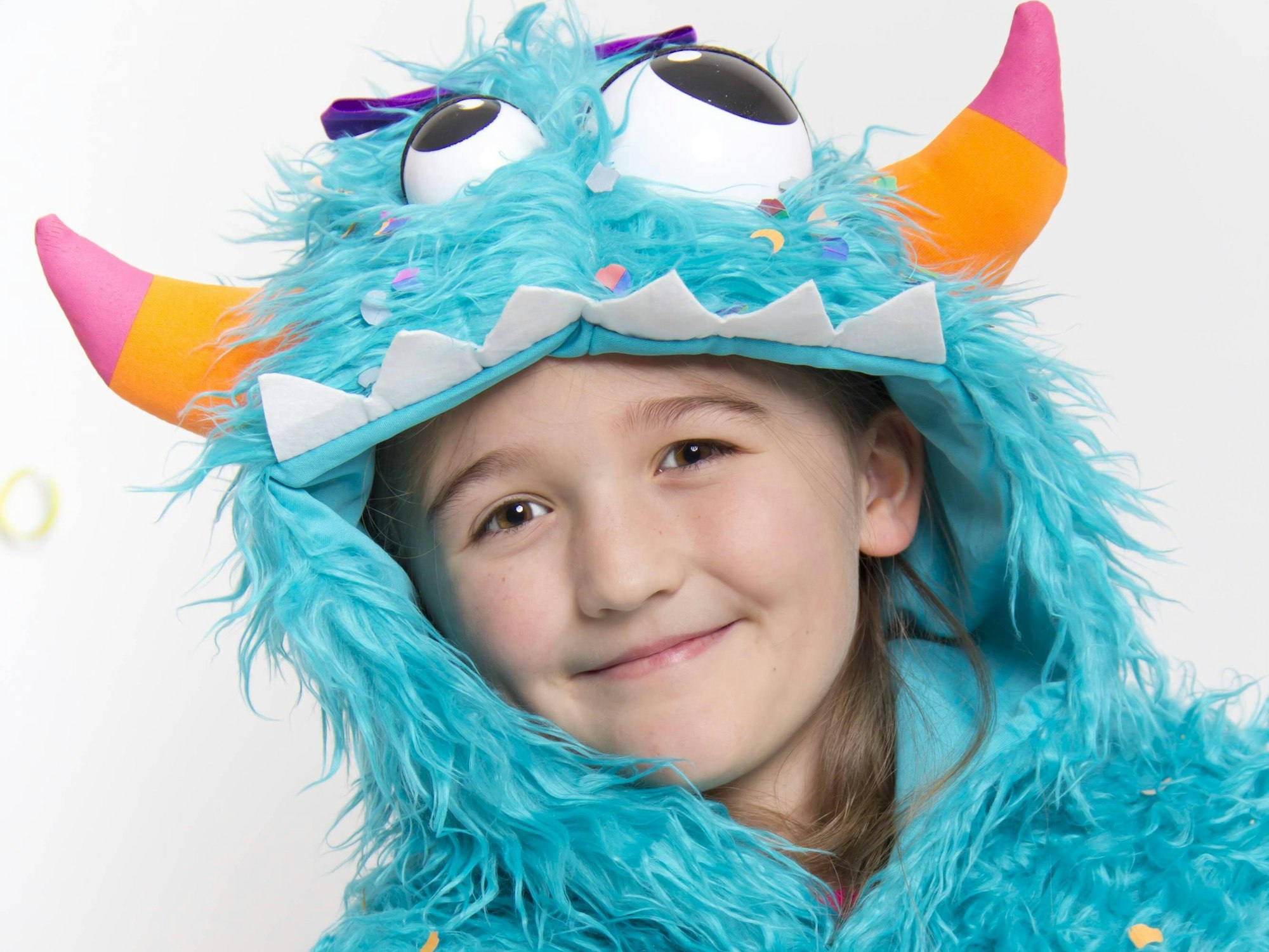 Ein Kind im Karnevalskostüm