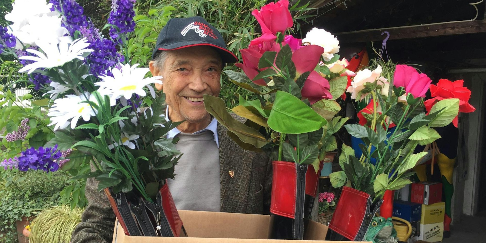 Horst-Dieter Beyer mit einem Karton mit Sachen für die Tombola