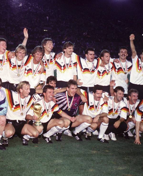 Die deutsche Nationalmannschaft jubelt nach dem Finalsieg bei der WM 1990