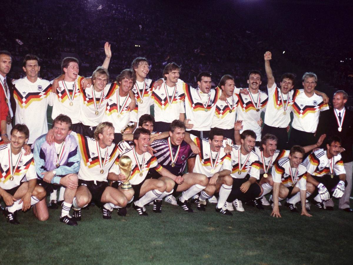Die deutsche Nationalmannschaft jubelt nach dem Finalsieg bei der WM 1990