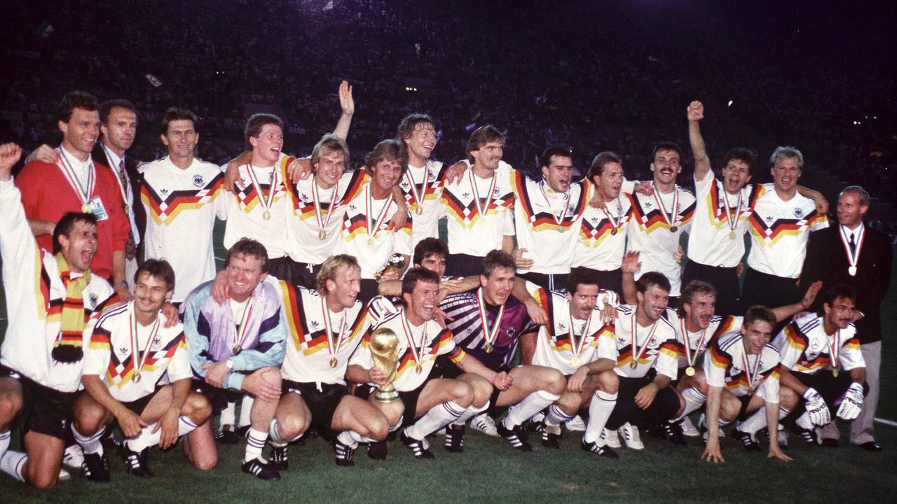 Die deutsche Nationalmannschaft jubelt nach dem Finalsieg bei der WM 1990