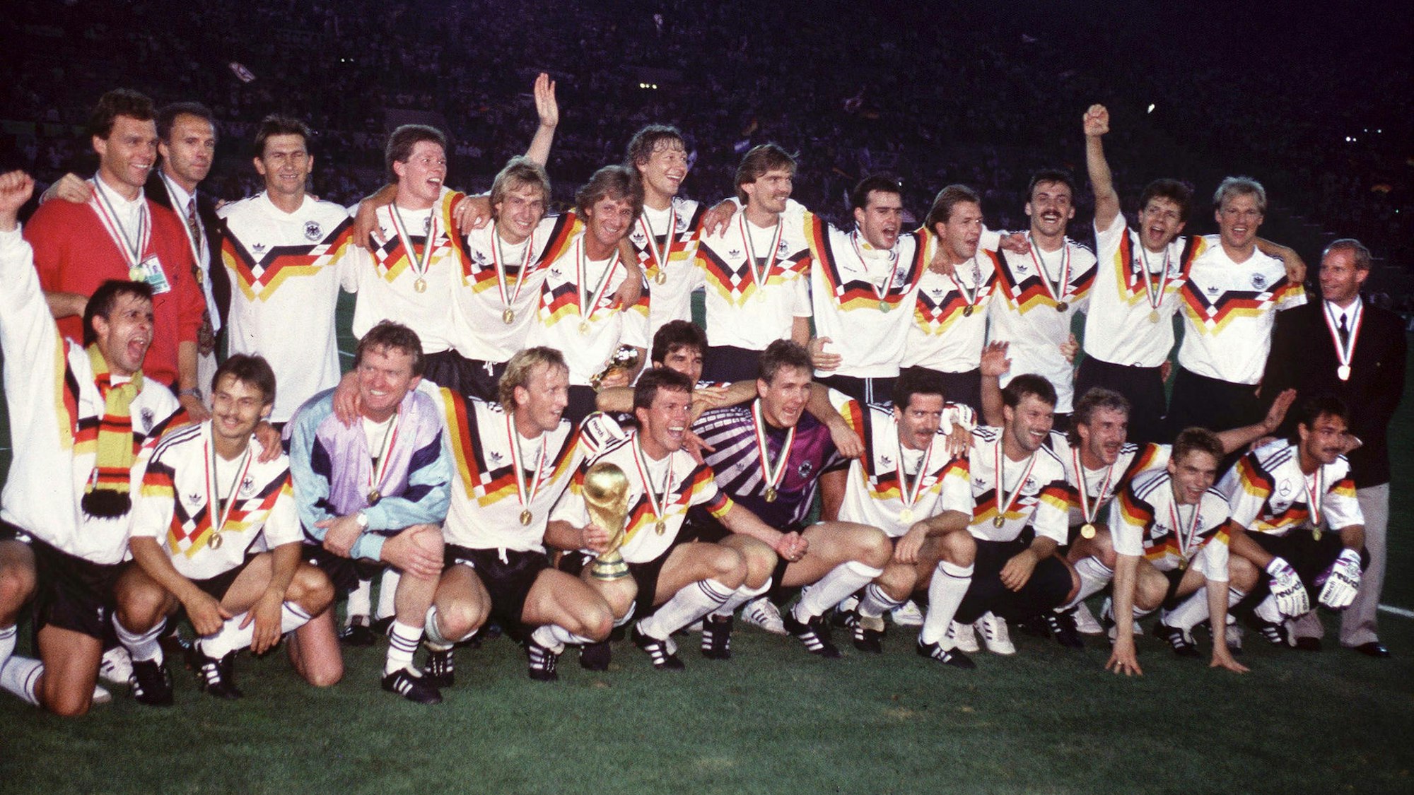 Die deutsche Nationalmannschaft jubelt nach dem Finalsieg bei der WM 1990