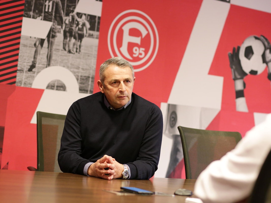 Klaus Allofs beim Interview-Termin mit Express mit Showroom der Fortuna