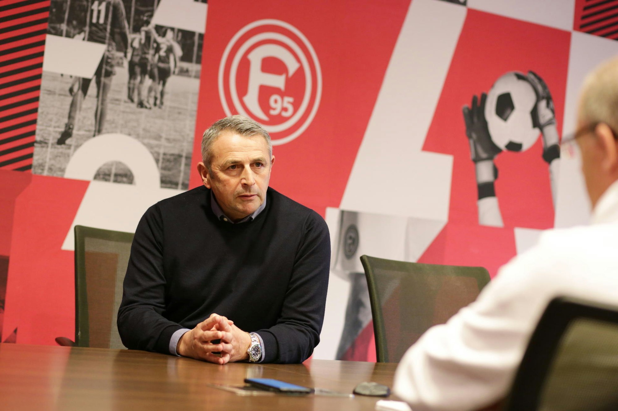 Klaus Allofs beim Interview-Termin mit Express mit Showroom der Fortuna