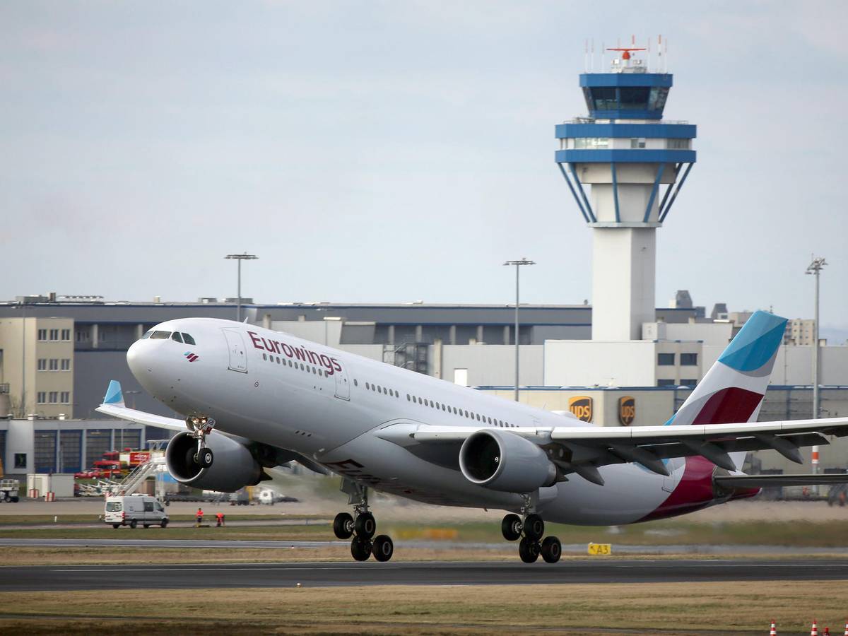 Ein Eurowings-Flugzeug startet am Flughafen.