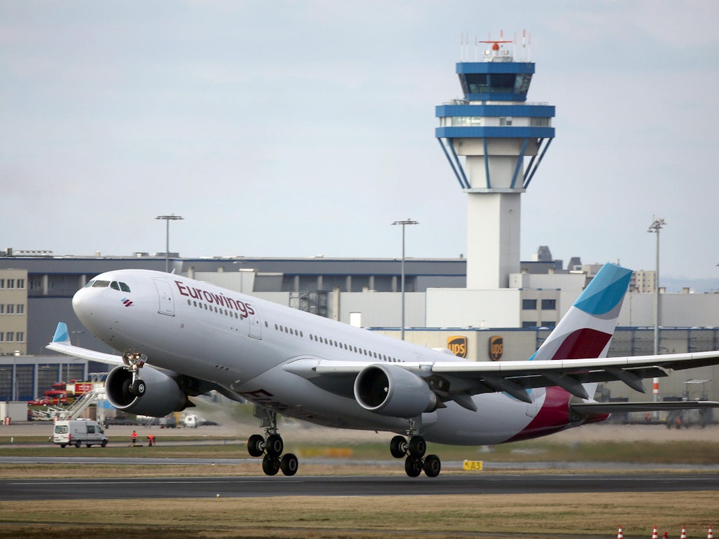 Ein Eurowings-Flugzeug startet am Flughafen.