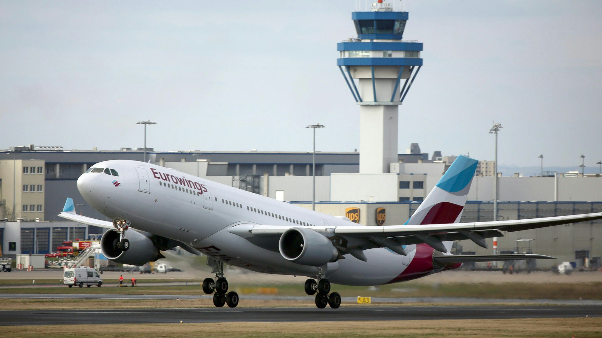 Ein Eurowings-Flugzeug startet am Flughafen.