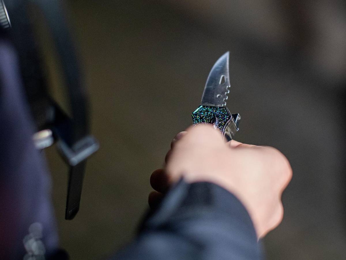 Ein Mann hält ein Messer in der Hand.