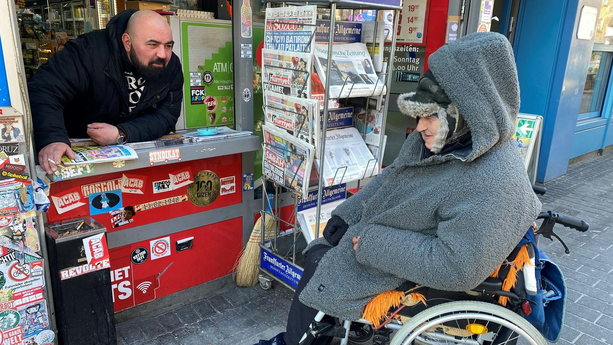 Helmut an seinem Lieblingskiosk in Köln-Ehrenfeld.