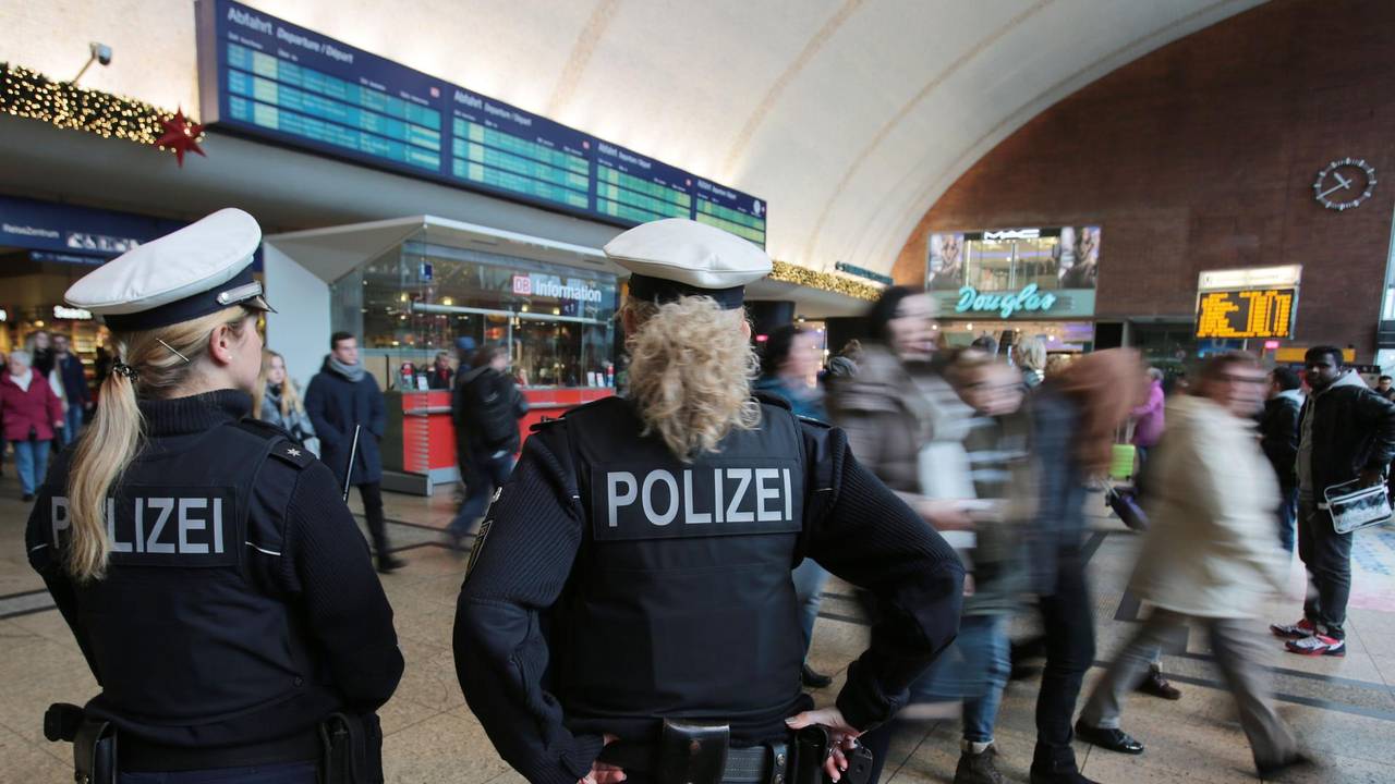 Polizistinnen kontrollieren im Kölner Hauptbahnhof Menschen.