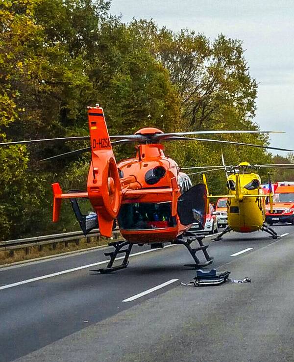 Zwei Rettungshubschrauber sind auf der Autobahn gelandet, dort stehen auch mehrere Rettungswagen nach einem Unfall.