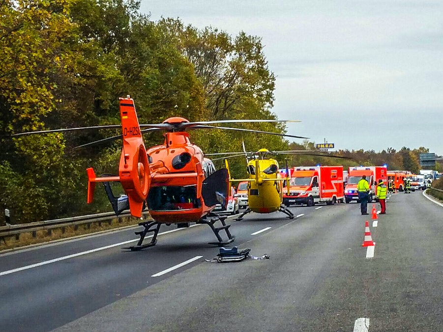Rettungshubschrauber und mehrere RTW stehen auf der Autobahn.
