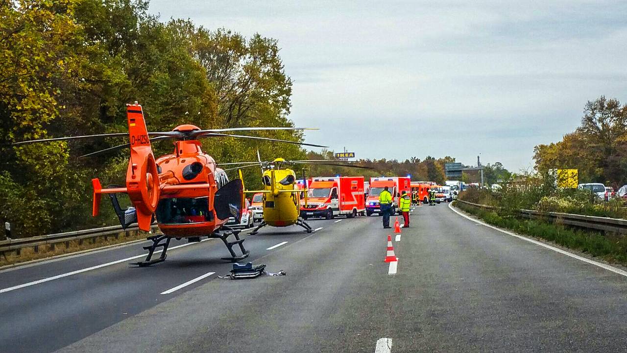 Zwei Rettungshubschrauber sind auf der Autobahn gelandet, dort stehen auch mehrere Rettungswagen nach einem Unfall.