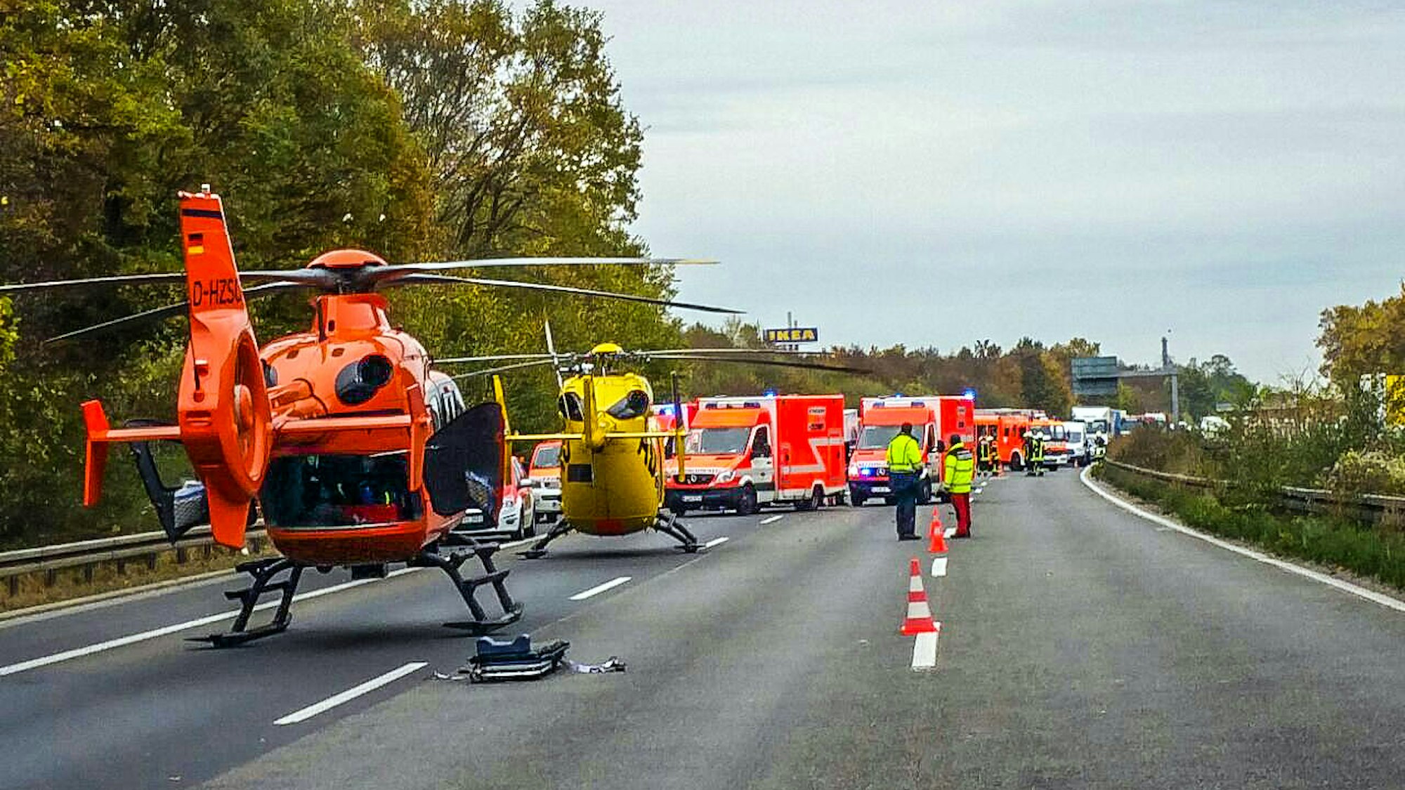 Rettungshubschrauber und mehrere RTW stehen auf der Autobahn.
