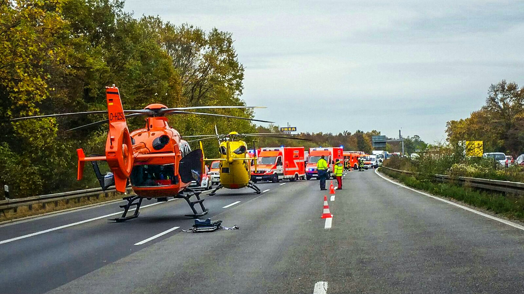 Zwei Rettungshubschrauber sind auf der Autobahn gelandet, dort stehen auch mehrere Rettungswagen nach einem Unfall.