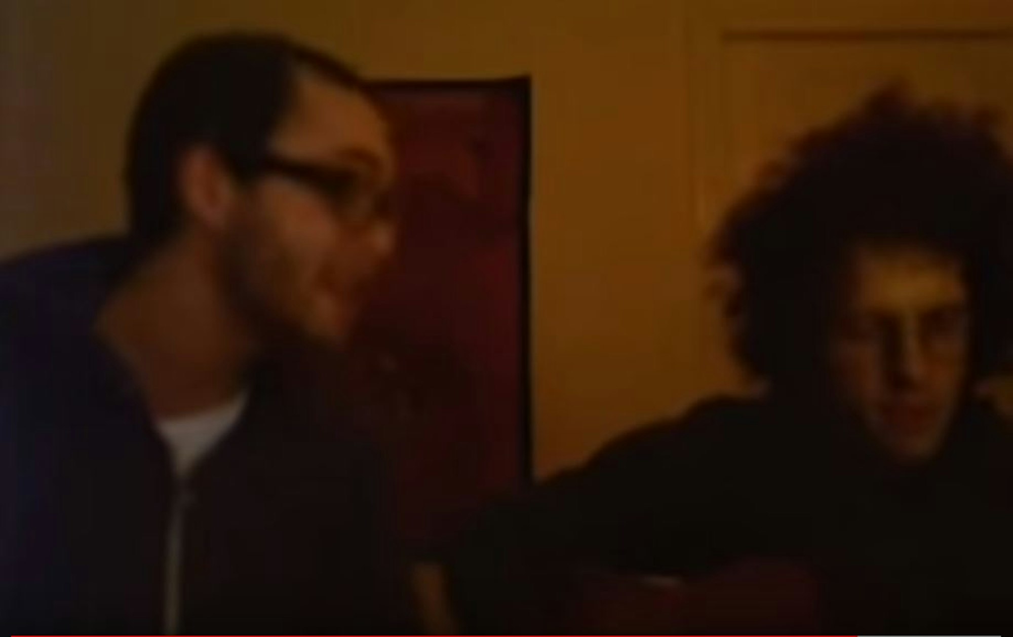Mark Forster ist in einem alten Video ohne Kappe zu sehen.