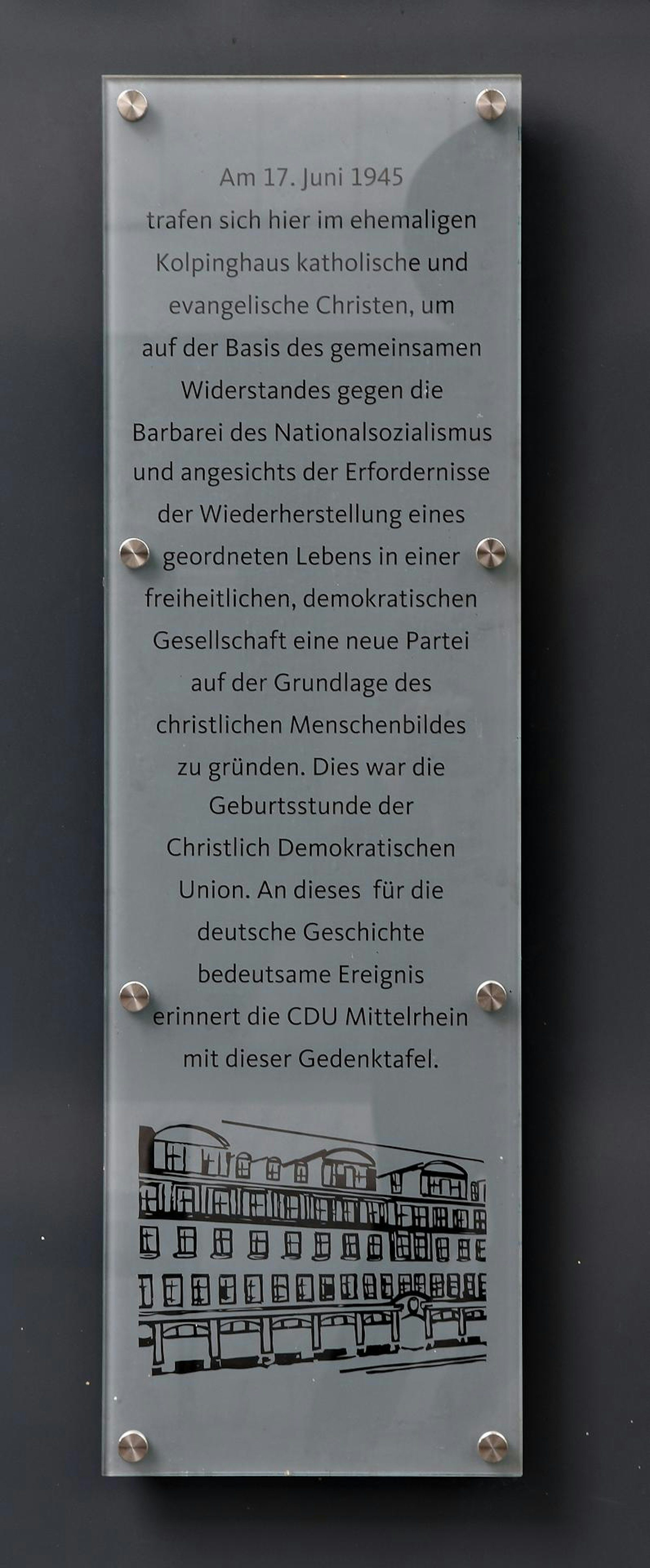 Die Gedenktafel am Haus Breite Straße 106