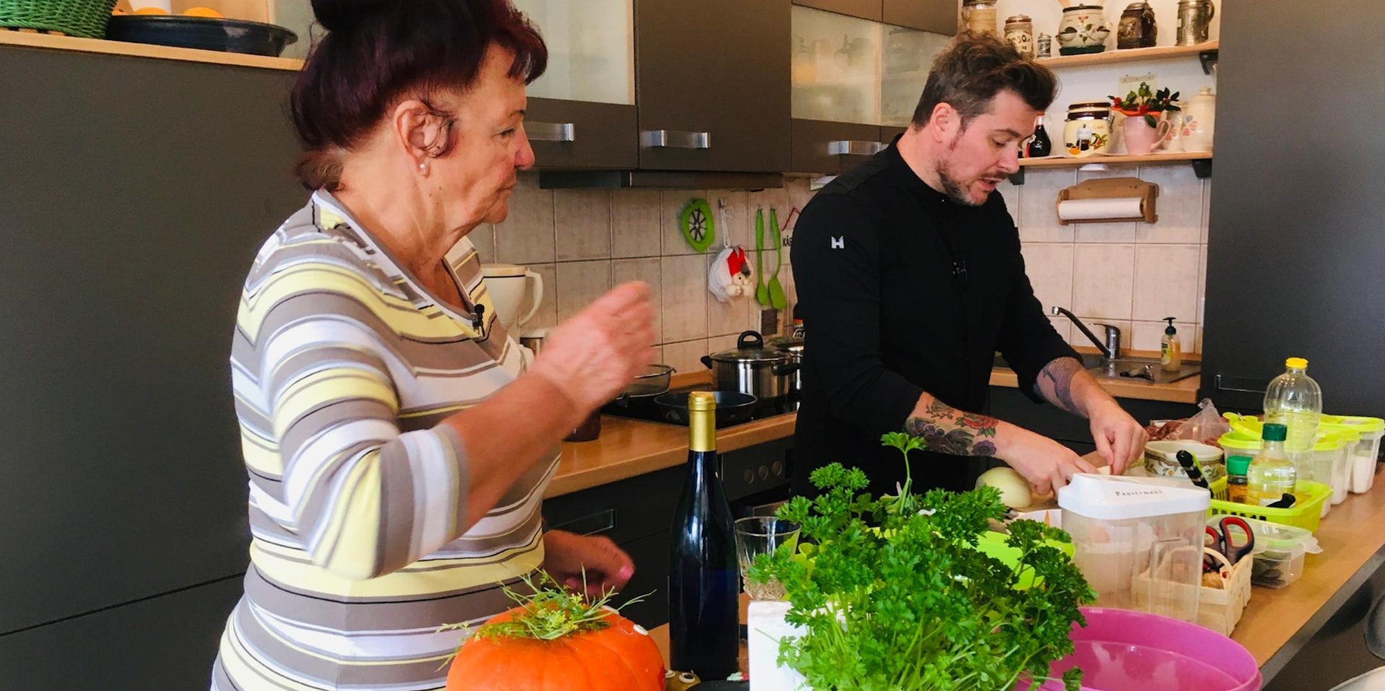 Daniel Gottschlich kocht bei Kitchen Impossible mit der Oma von Sternekoch Robin Pietsch