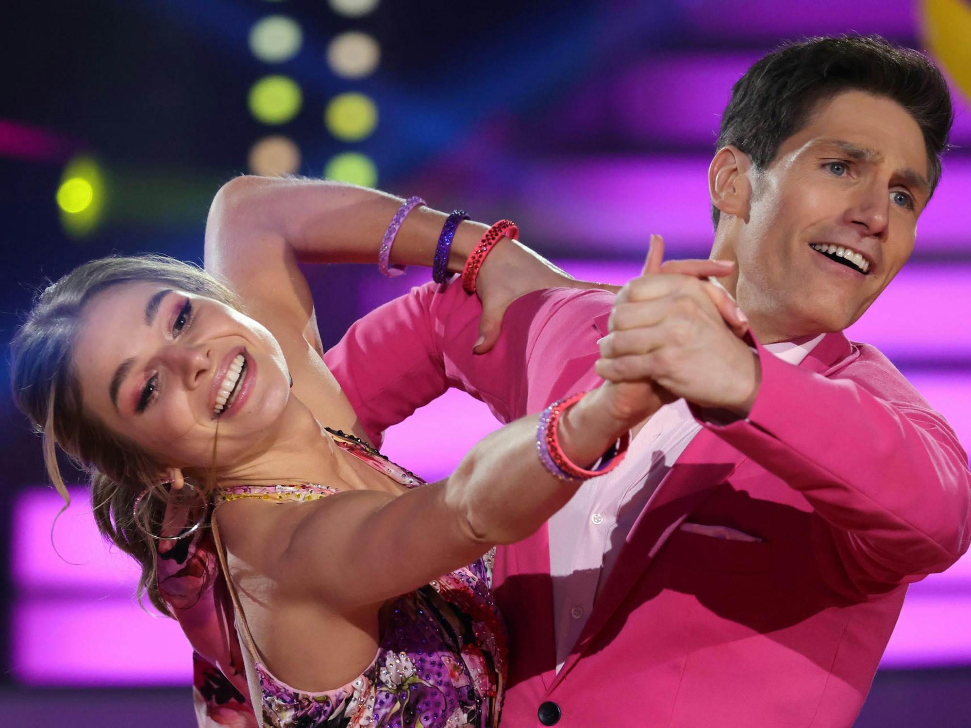 Christian Polanc tanzt mit Lola Weippert.