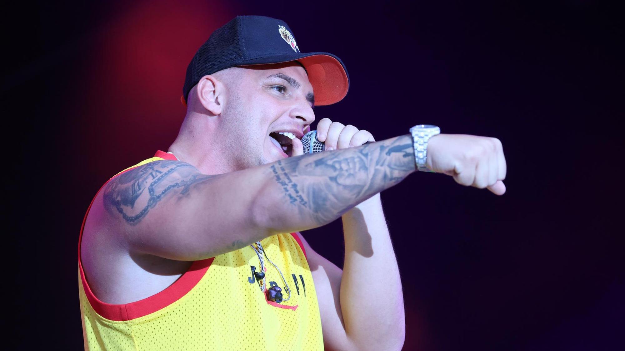 Pietro Lombardi performt einen Song