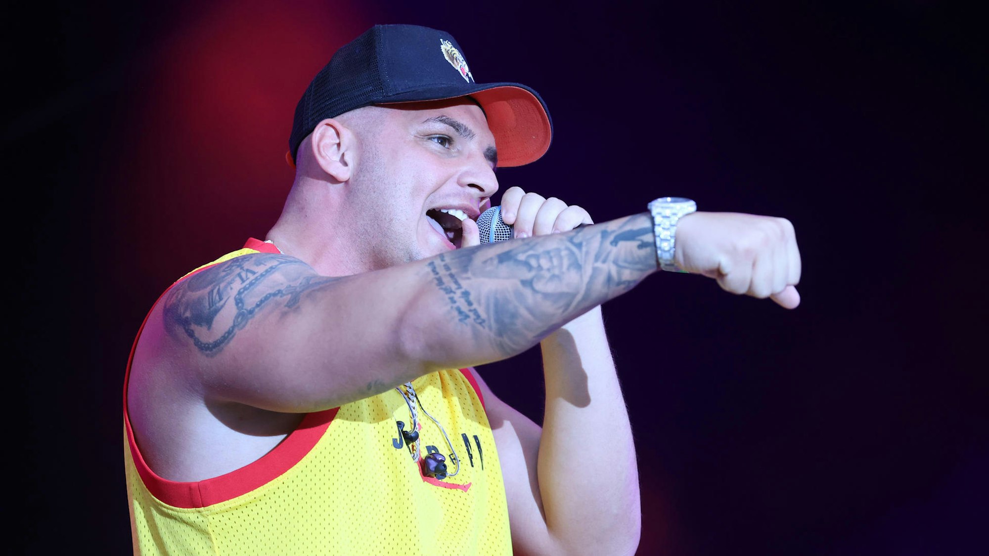 Pietro Lombardi performt einen Song