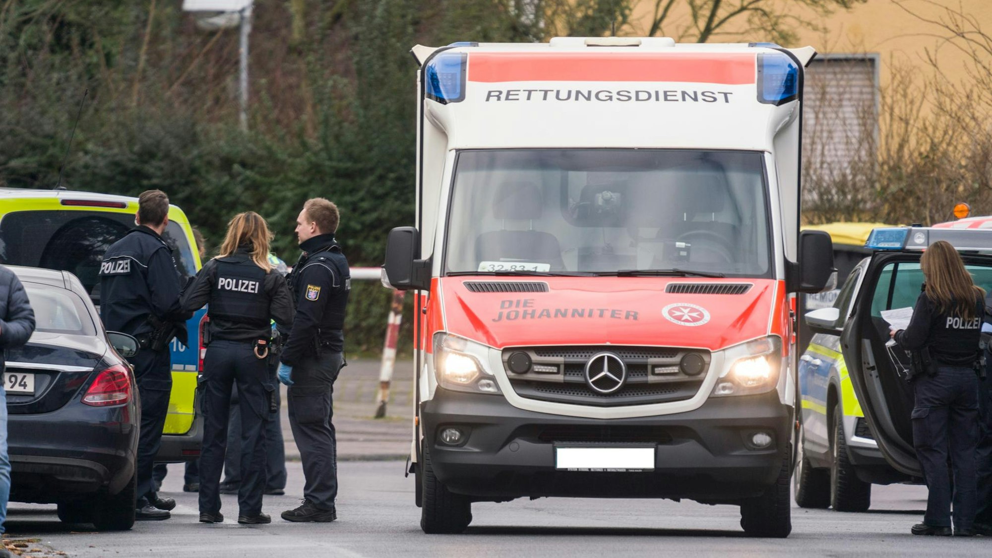Bei dem Vorfall an der Schule wurde ein 20-Jähriger lebensgefährlich verletzt (hier ein Symbolfoto von einem anderen Einsatz der Polizei und Rettungskräfte in NRW).