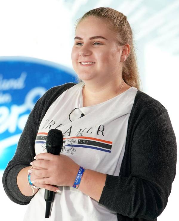 Estefania Wollny steht mit Mikrofon in der Hand beim Casting für die TV-Show „Deutschland sucht den Superstar“ (DSDS).