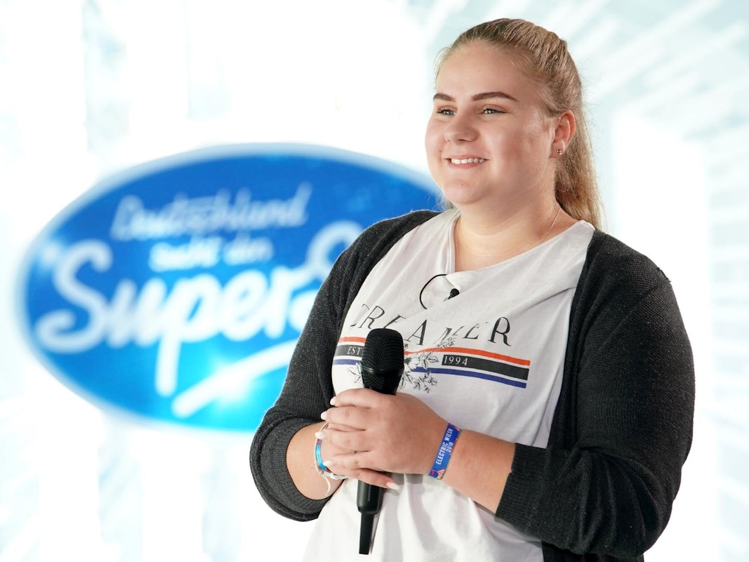 Estefania Wollny steht mit Mikrofon in der Hand beim Casting für die TV-Show „Deutschland sucht den Superstar“ (DSDS).
