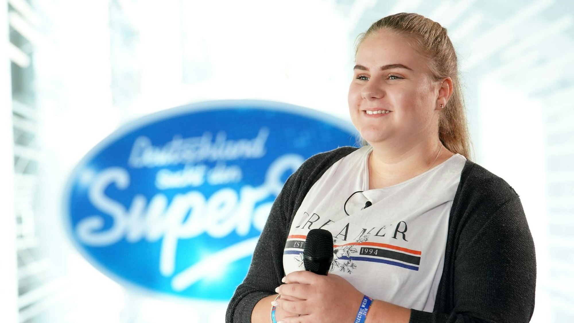Estefania Wollny steht mit Mikrofon in der Hand beim Casting für die TV-Show „Deutschland sucht den Superstar“ (DSDS).