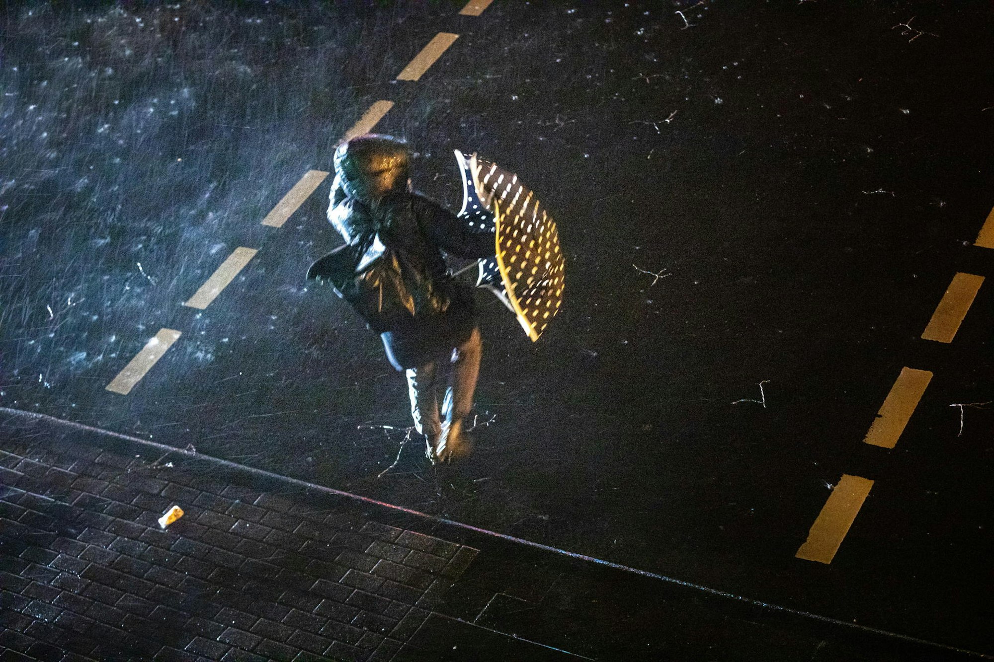 Frau_Gewitter_Köln_20200210sturm-mh3754