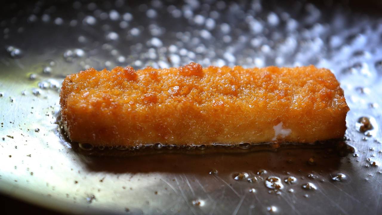 Ein Fischstäbchen in einer Pfanne. Fischstäbchen im Test: Öko-Test hat zahlreiche Produkte unter die Lupe genommen. Leider sind nicht alle Fischstäbchen empfehlenswert. Zu sehen ist ein undatiertes Symbolbild.