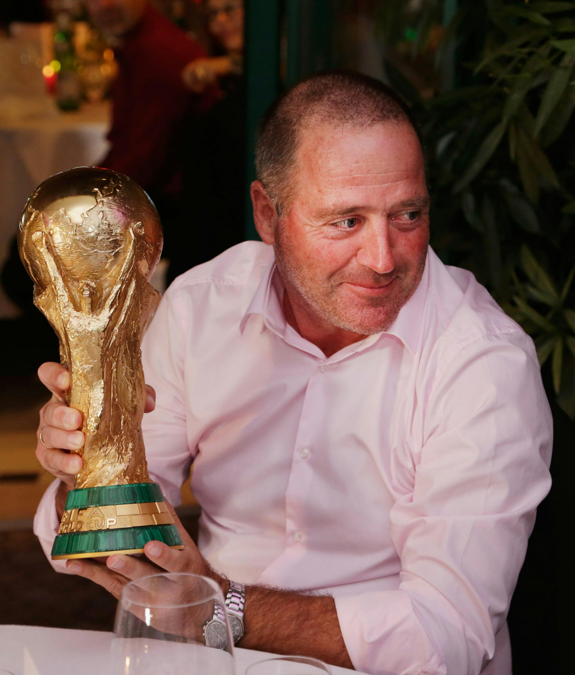 Uwe Bein mit dem WM-Pokal