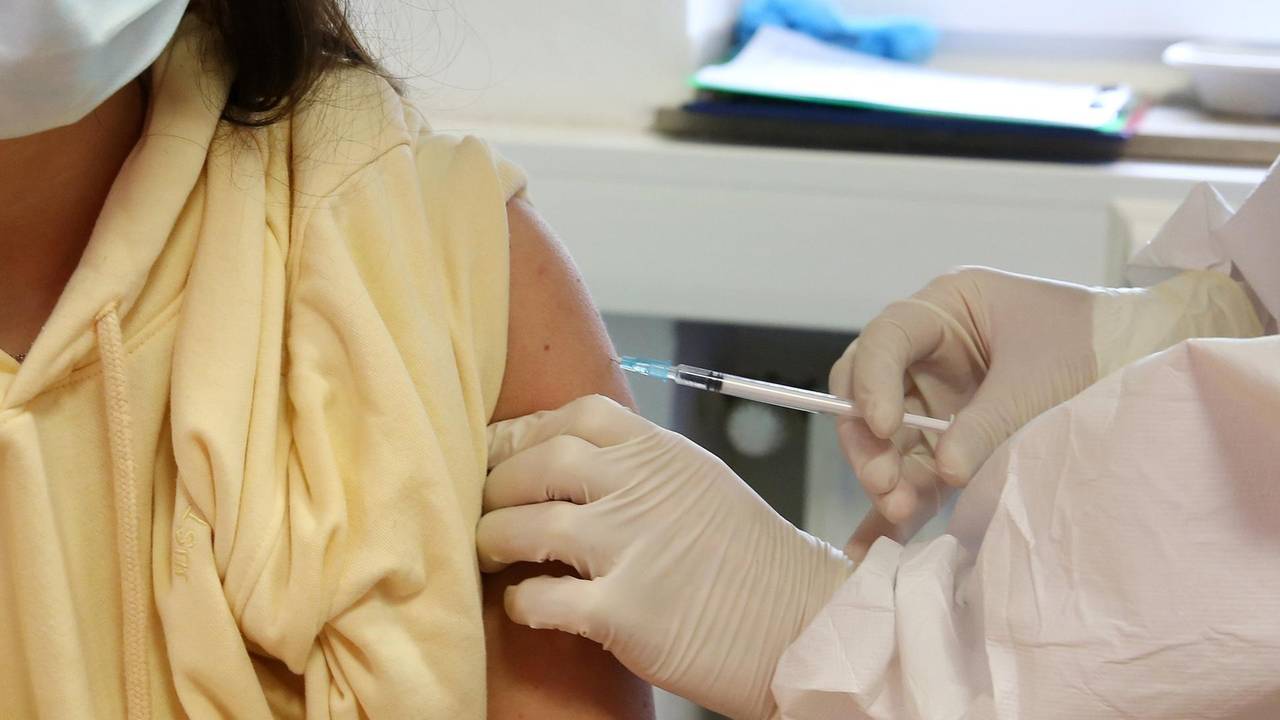 Eine junge Frau lässt sich in Köln Meschenich mit Johnson & Johnson impfen.