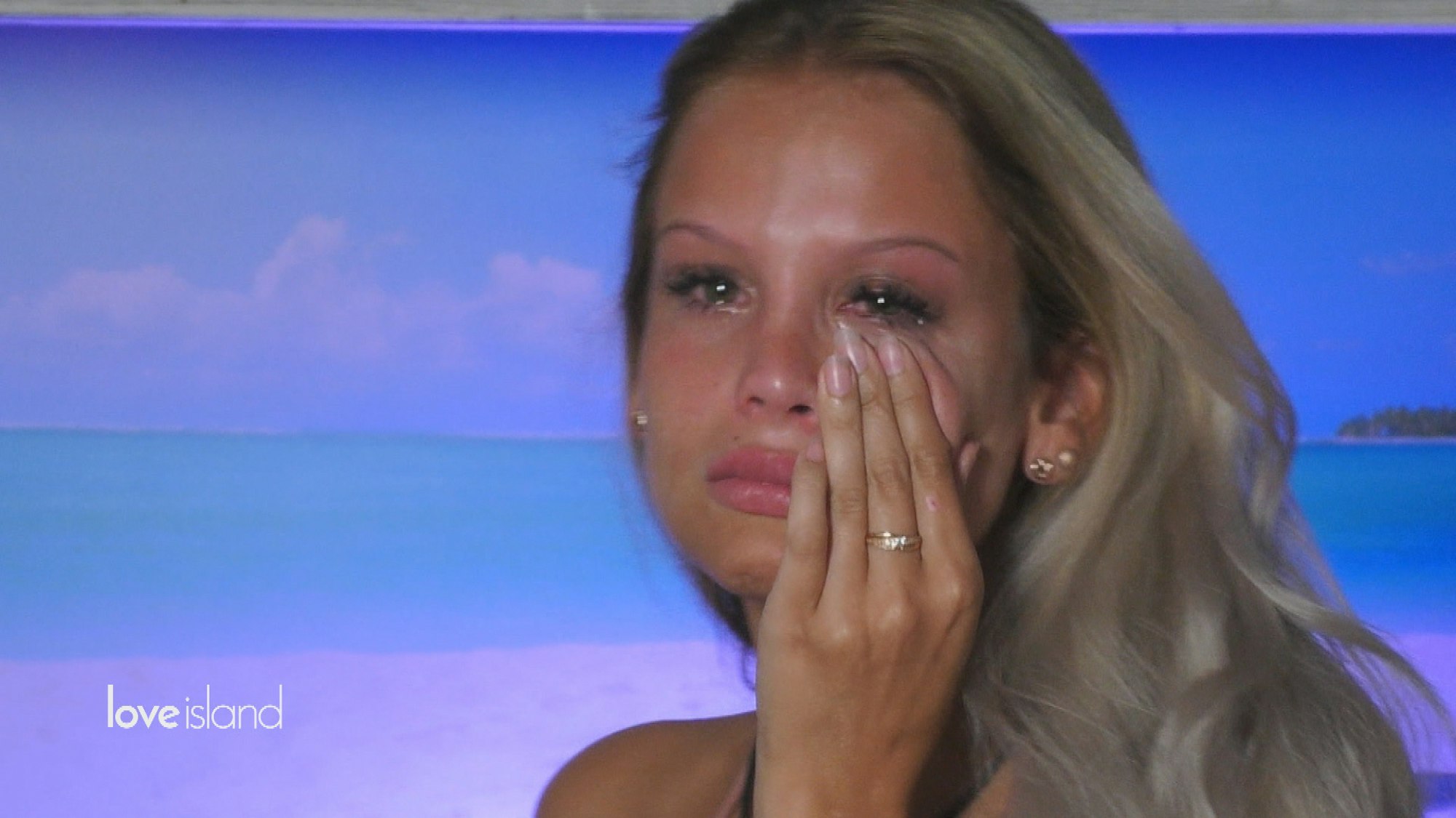 Love Island Stephanie weint