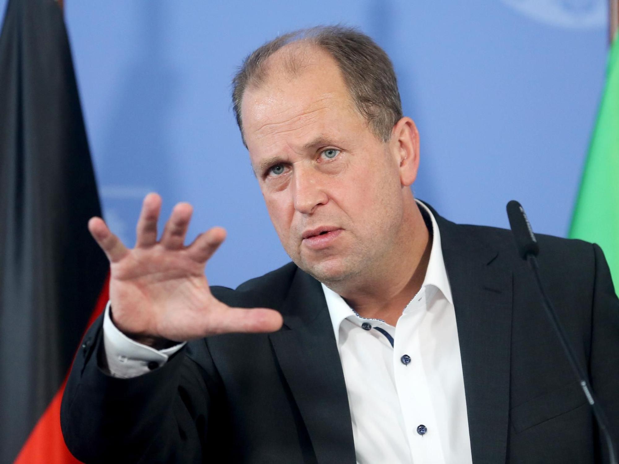 Joachim Stamp gestikuliert auf einem Podium
