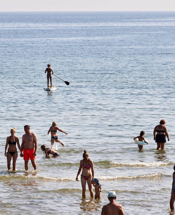 Menschen baden in der Ostsee.