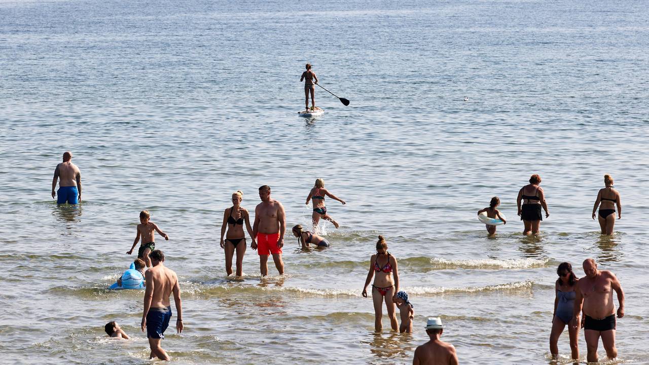 Menschen baden in der Ostsee.